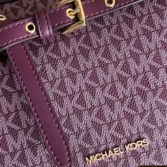 SOLD. Michael Kors Emilia Signature Purple Plum - Picture 2 of 5